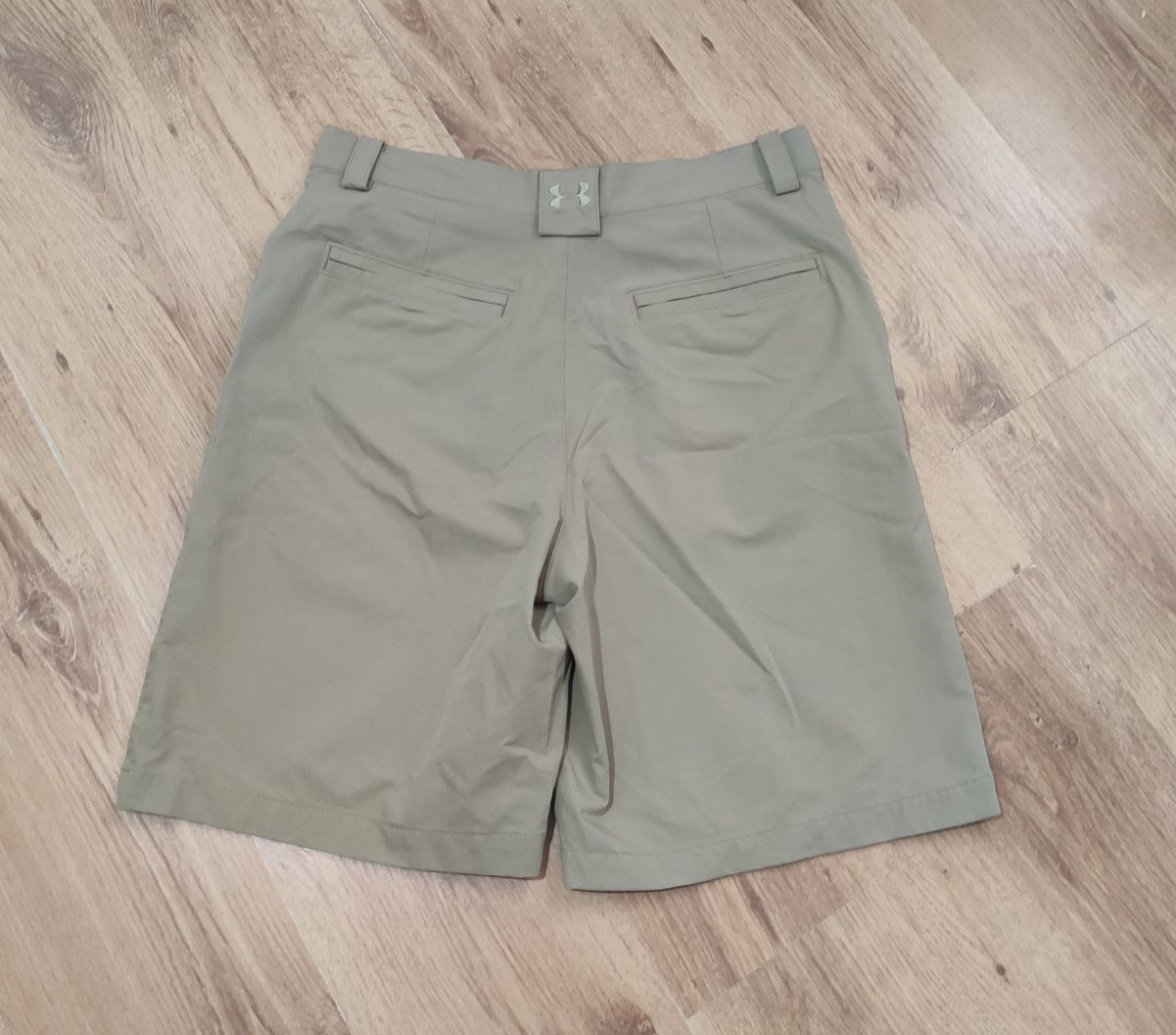 Pantaloni scurți Under Armour elastici mărimea 34