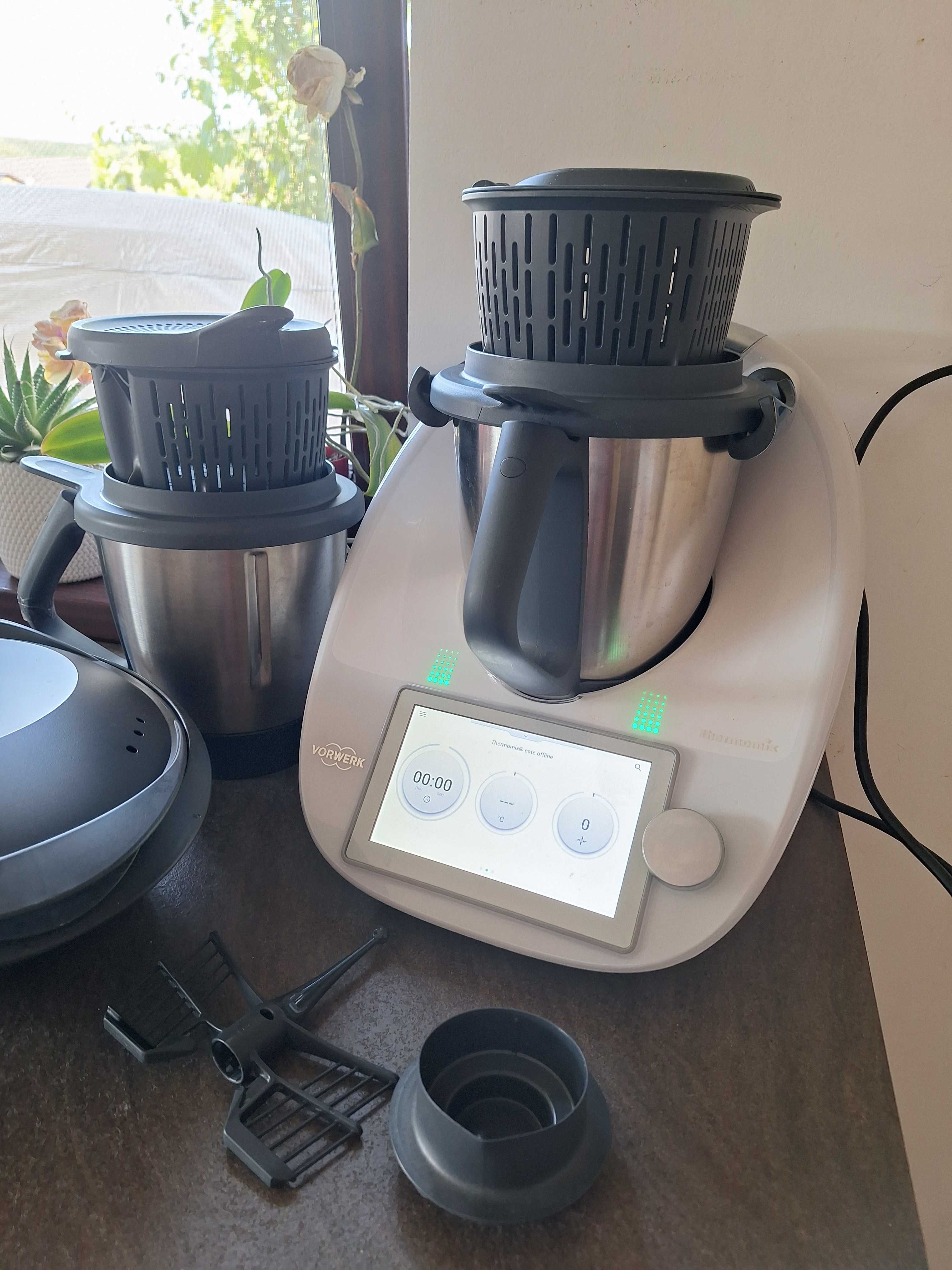 Vand Thermomix TM6 cu accesorii si al doilea bol