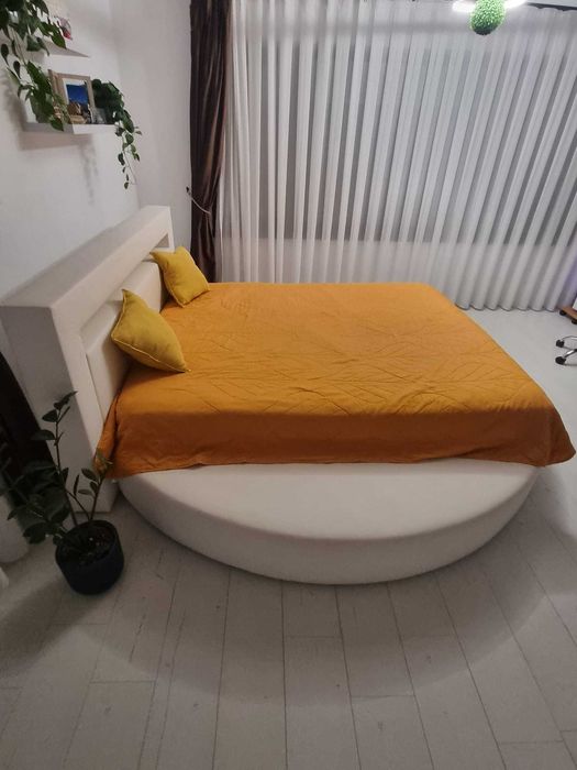Pat rotund tapitat cu piele alba , 260 circumferinta, dormitor