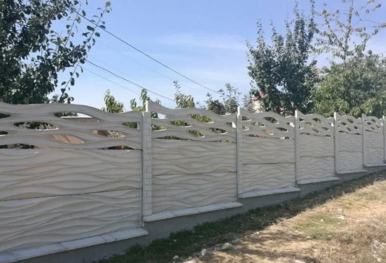 Gard decorativ din beton armat pentru gradina