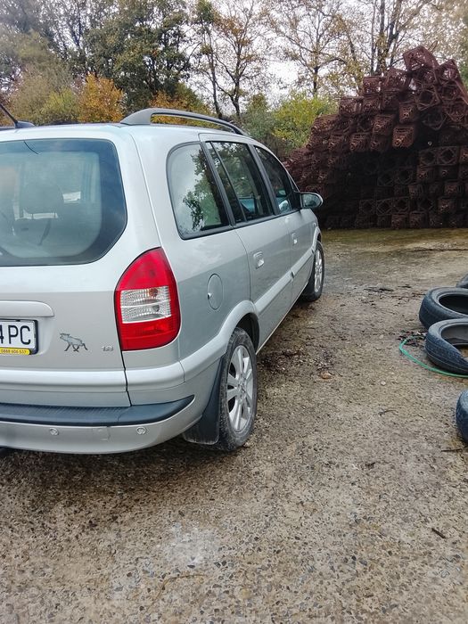 Продавам Опел Зафира