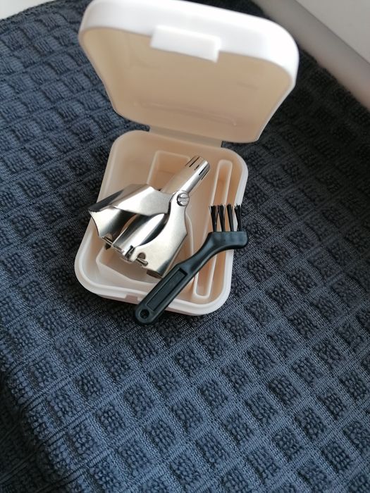 Aparat de tuns parul din nas