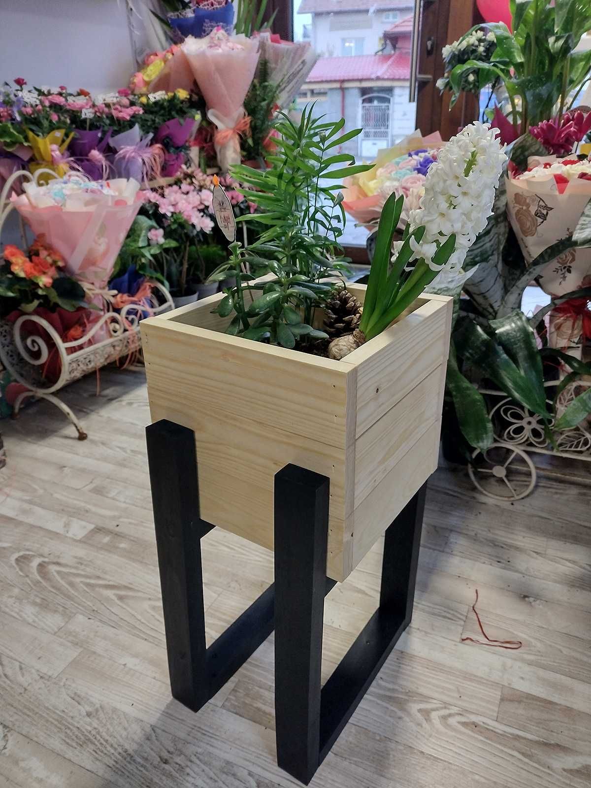 Дървена кашпа за цветя