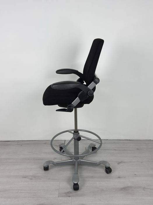 Въртящ се офис стол HAG, с черен плат Алуминийева звезда обзавеждане