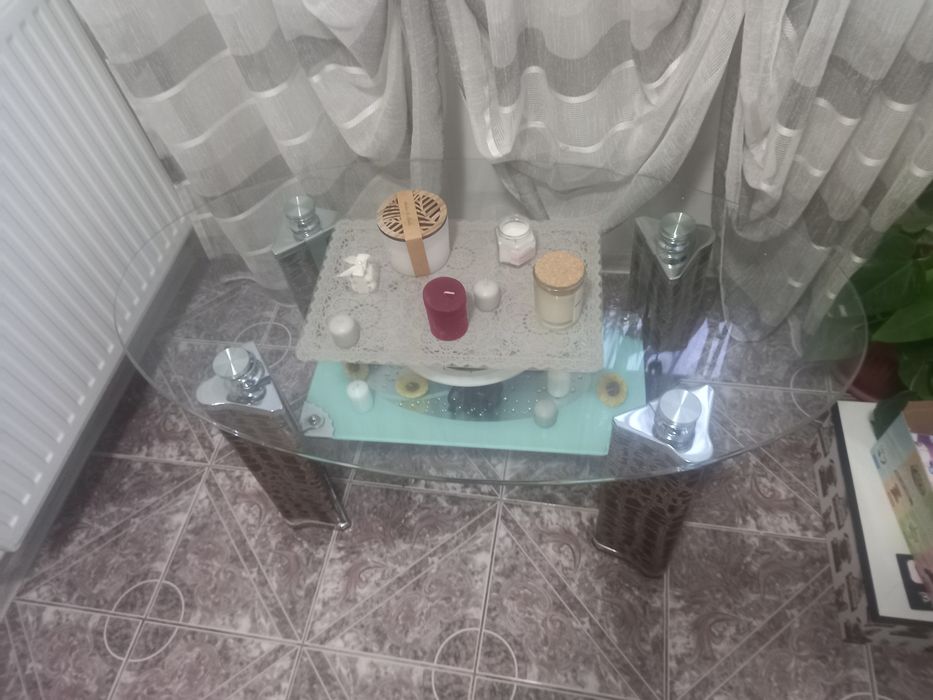 Măsuță din sticla  în stare perfecta
