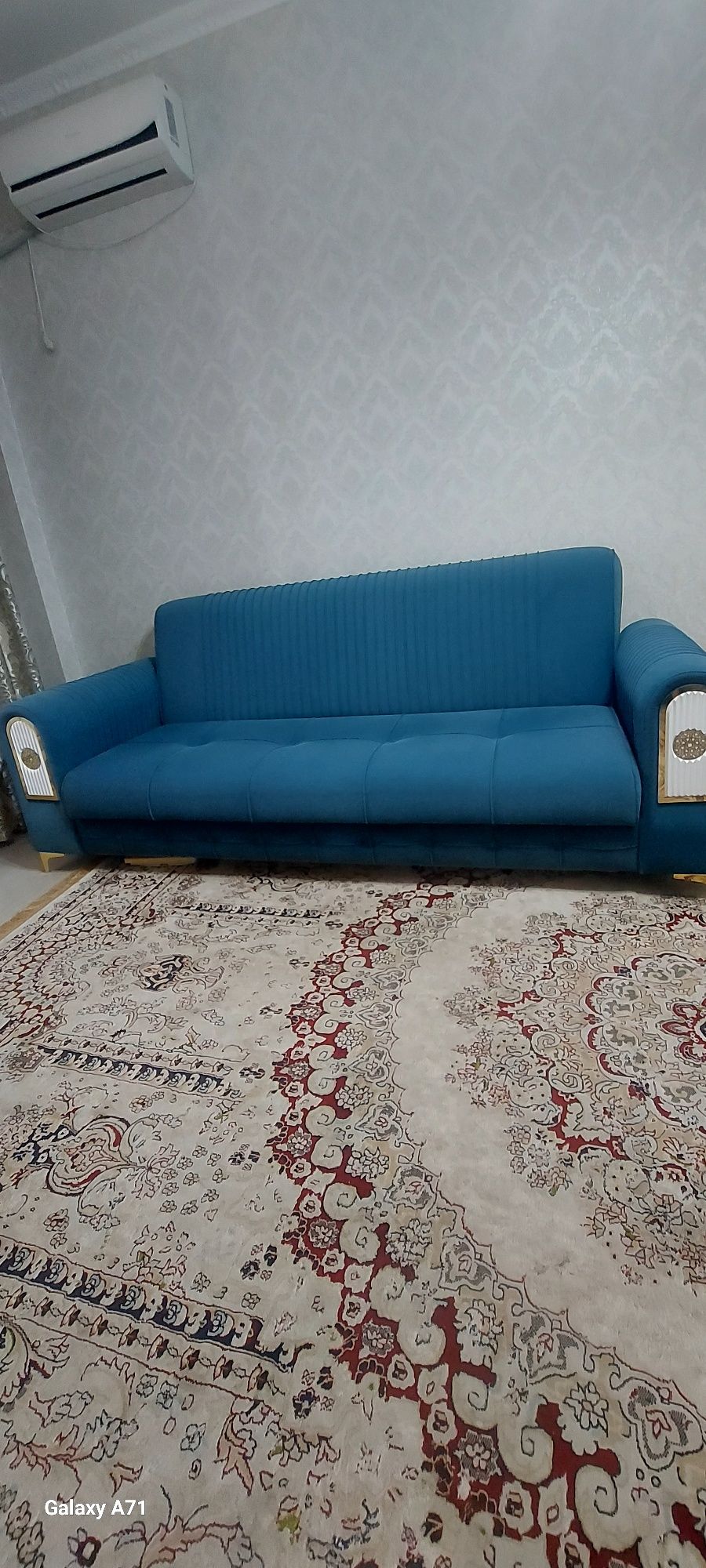 Диван 2.6  м .всего год использовали.Очень красивый, чистый,