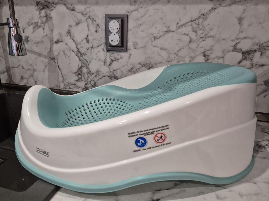 Подложка за вана + халат + хигиеннен продукт A-Derma