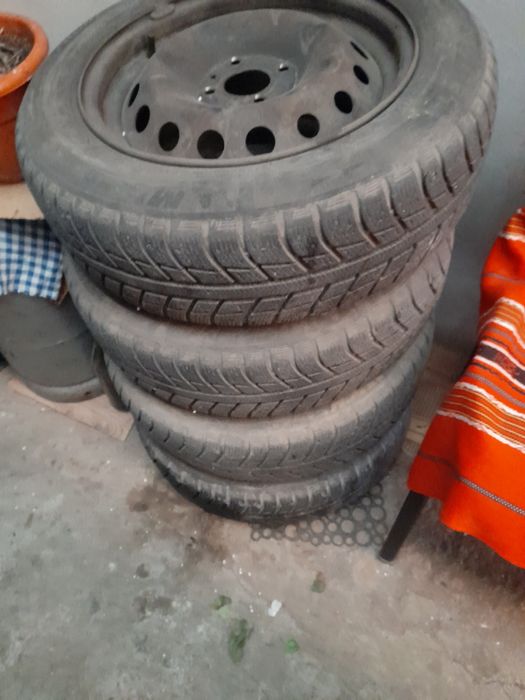 Vând Roti de iarna 175/65R15 în stare buna