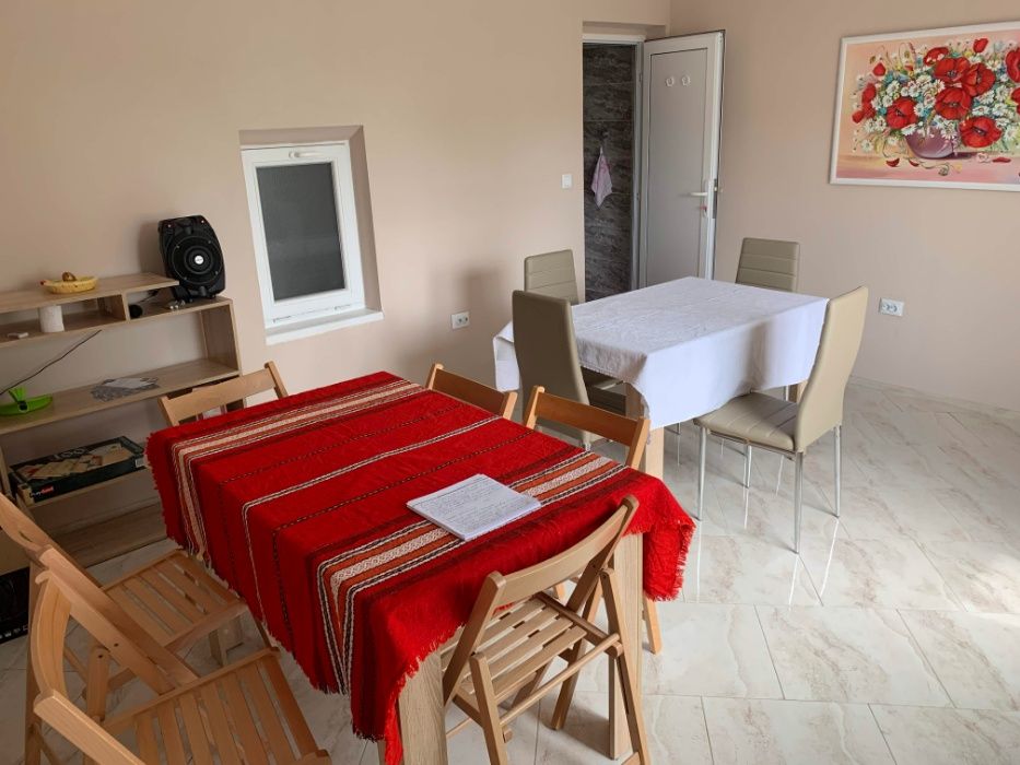 Изцяло реновирана къща за гости с 4 спални, 1.5 дка, 100 км от ВН