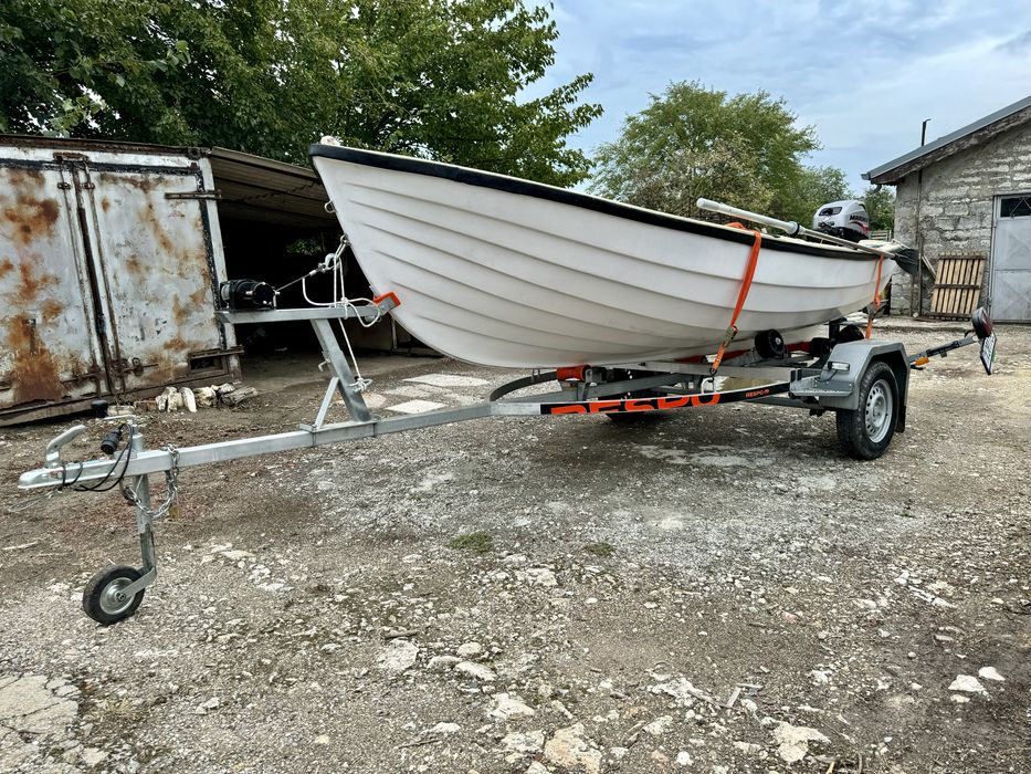 Оборудвана лодка, колесар и двигател