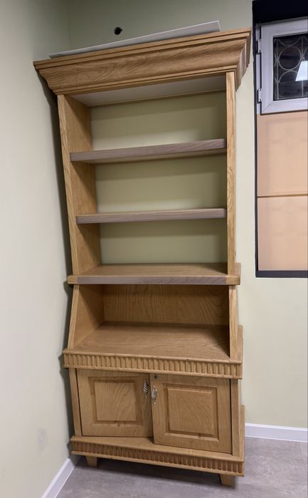 Деревянный шкаф-витрина с LED-подсветкой (натуральное дерево)