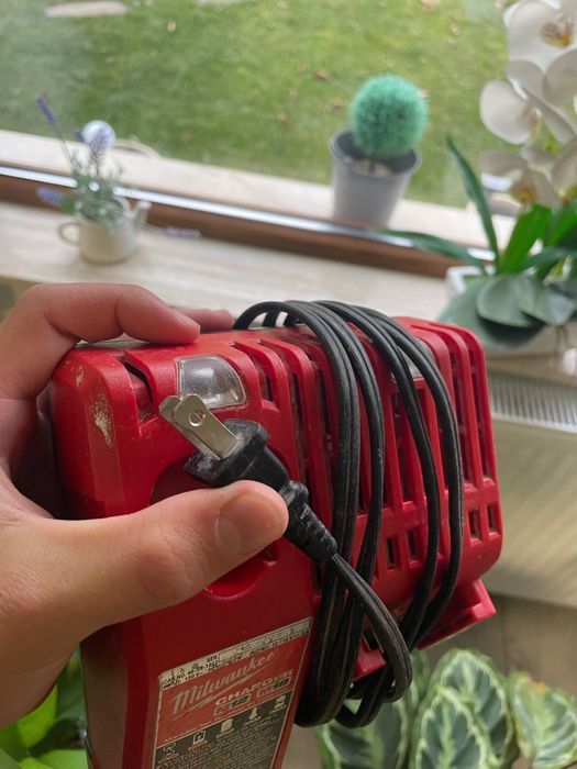 Incarcator Milwaukee 110V