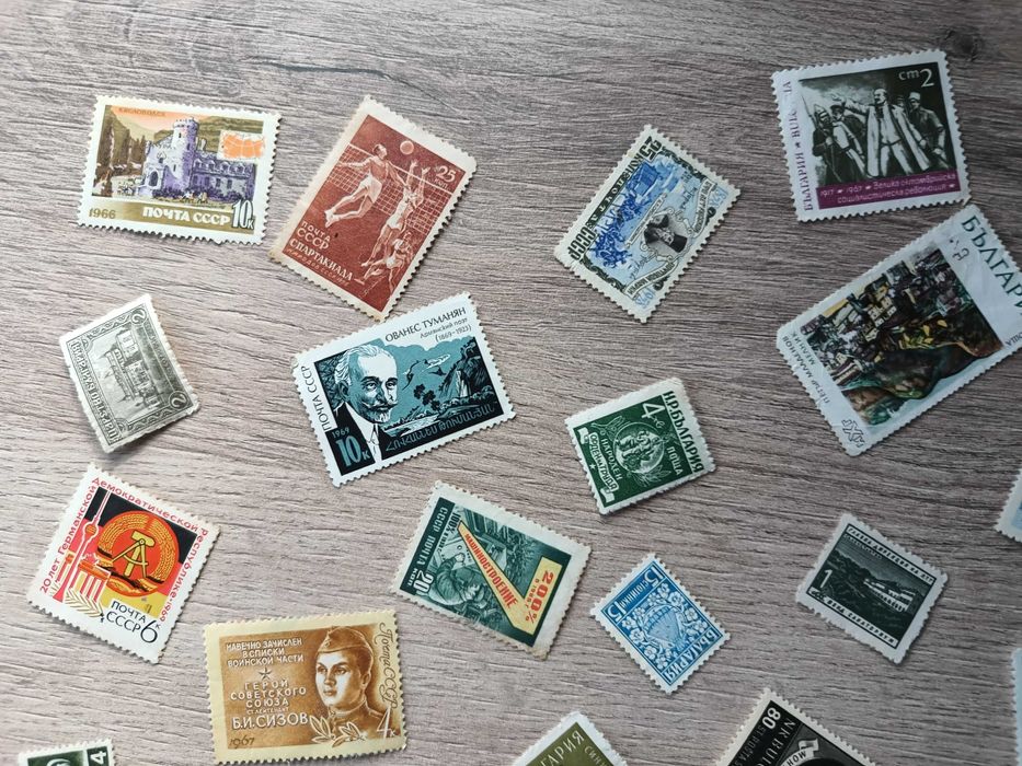 Колекция от 106 пощеснки марки СССР и БГ в класьор