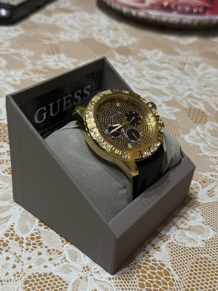 Златист часовник guess(чисто нов) 2 години гаранция