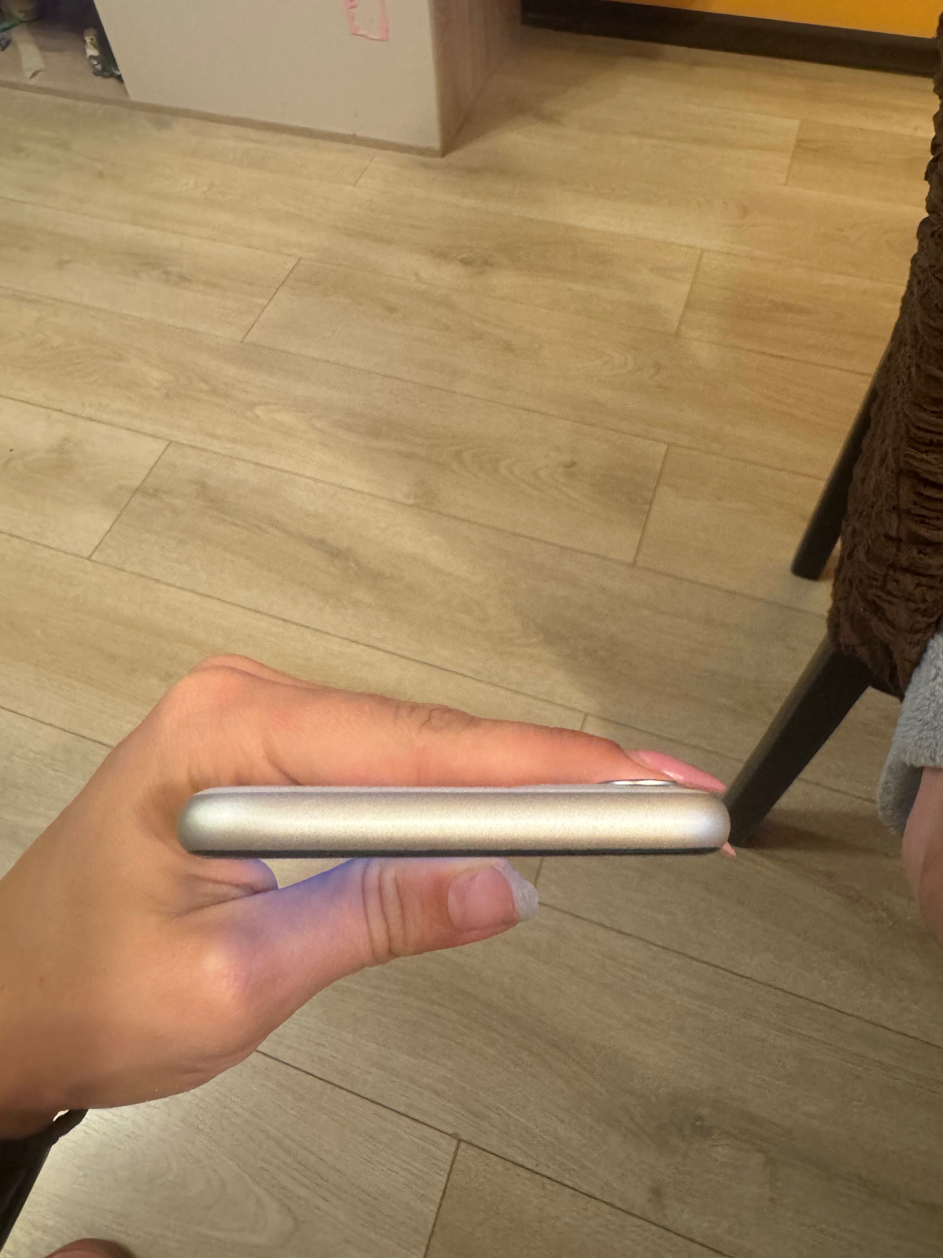 Телефон iPhone 11