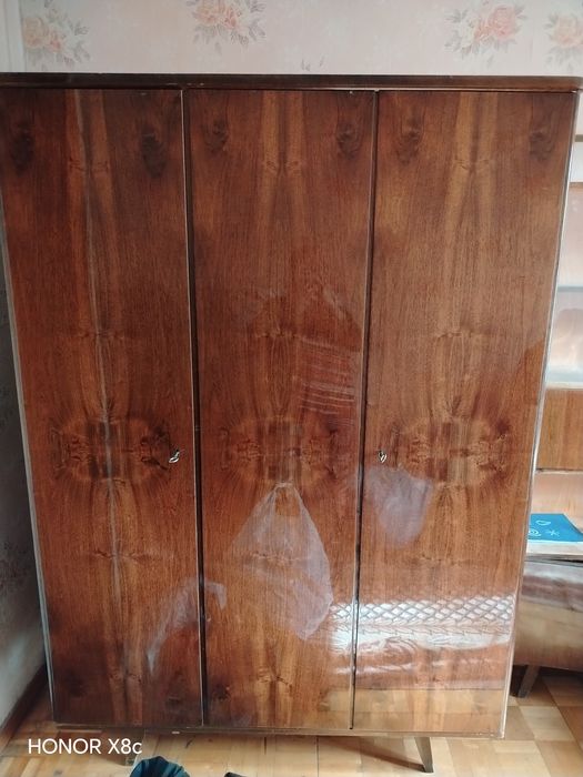 . Бесплатно шифонер, зальный гарнитур, кухонный шкаф