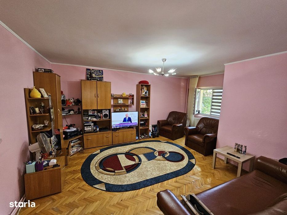 Inchiriez apartament cu 2 camere, in Centru