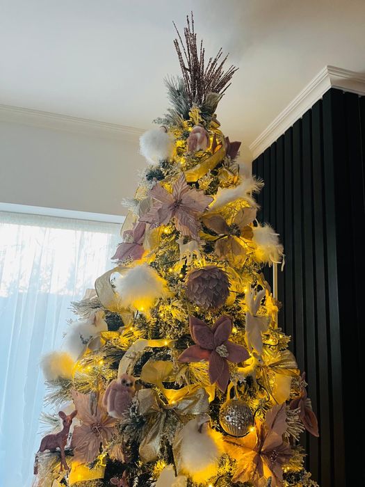 Brad de Craciun artificial pe segmenti alb verde