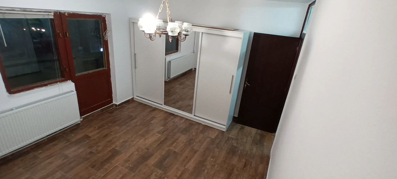 Ofer spre închiriere o camera apartament 4 camere