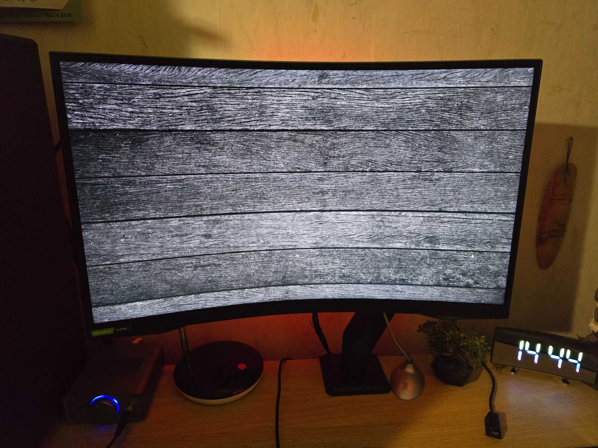 Продавам монитор Samsung Odyssey G7 27", VA панел, 240Hz, 1440p