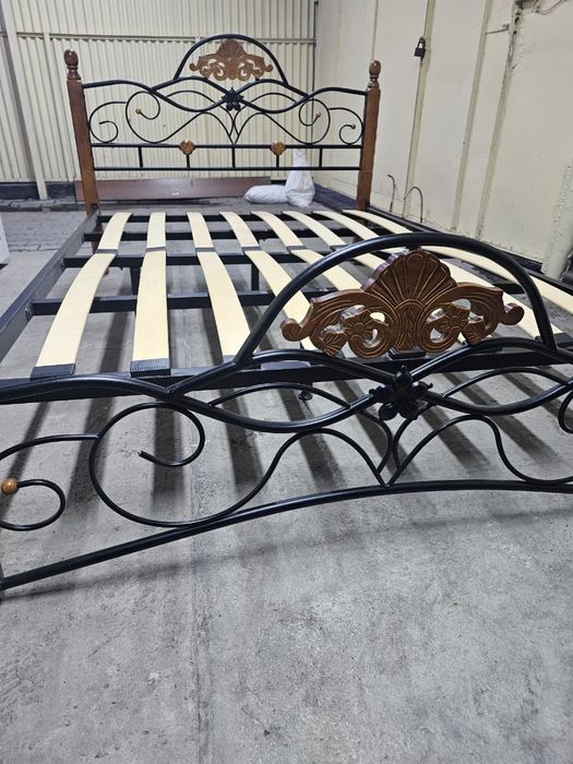 Продам кровать с матрасом