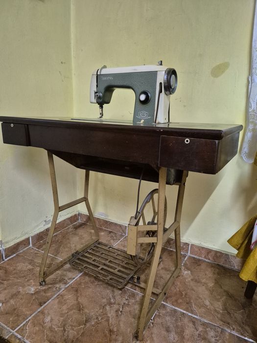 Mașină de cusut model vechi