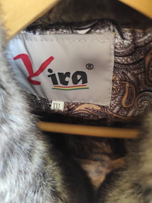 Vând haină de blană sintetică.