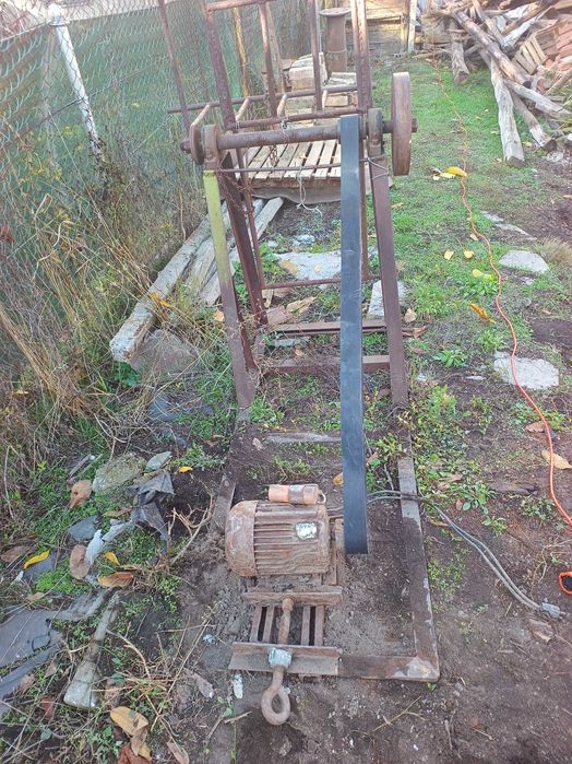 Продавам монофазен циркуляр тип люлка