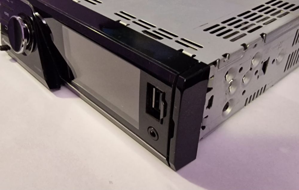 Pioneer MVH-8300BTi Media Digitală cu Bluetooth și Ecran Color.