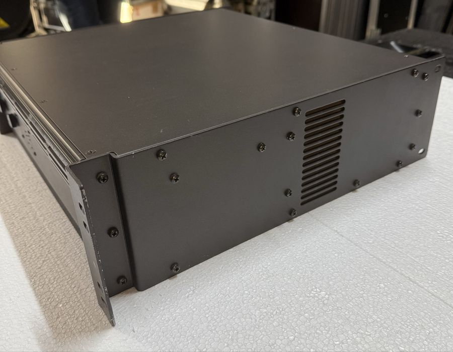 Vand amplificator Mackie FR - M2600 ( CU CROSOVER )