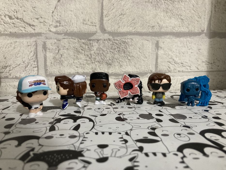 Продам фигурки очень странные дела, киндер джой