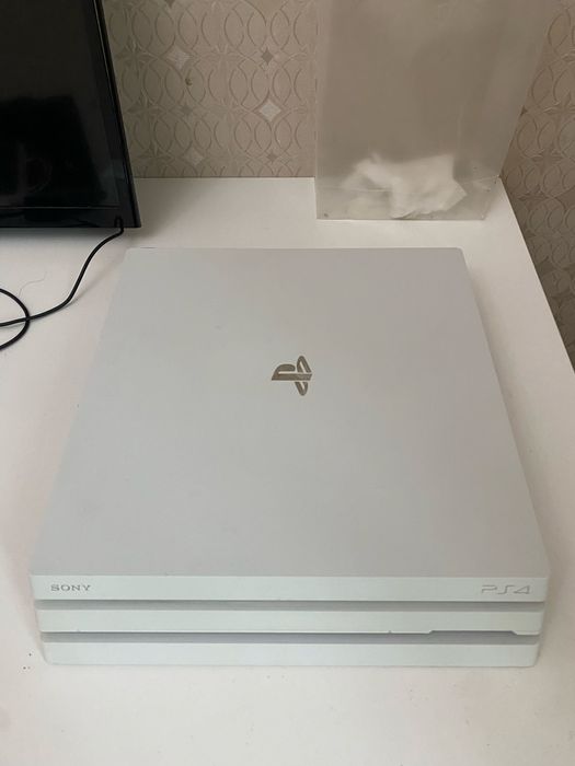 Playstation 4 Pro/861 GB Белая