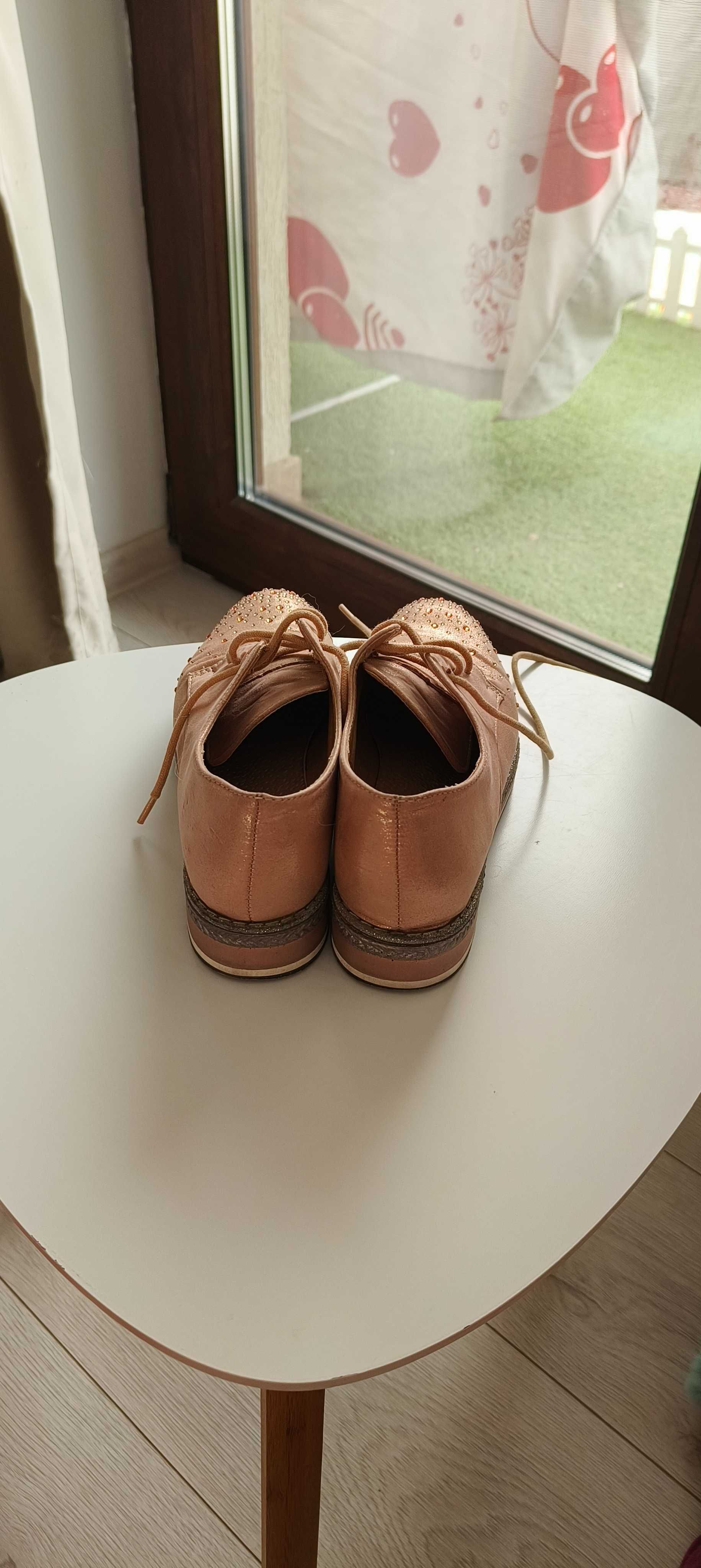 Pantofi cu talpa joasa roz pudra mărimea 33