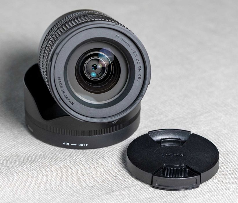 Продавам Sony A6700 + Sigma 18-50/2.8 +Smallrig аксесоари