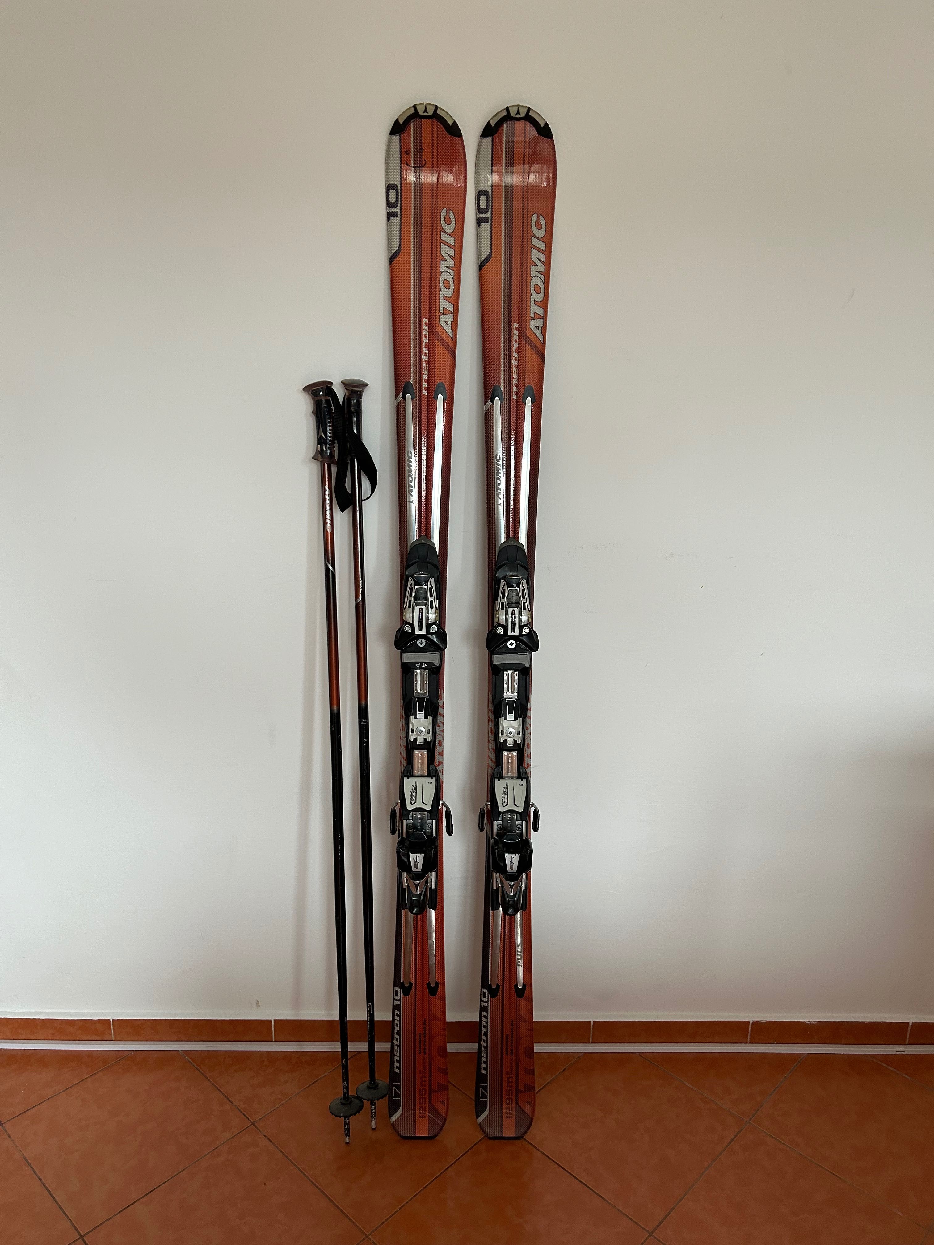 Ski Atomic Metron 10 cu legături Atomic Neox 12 și bețe
