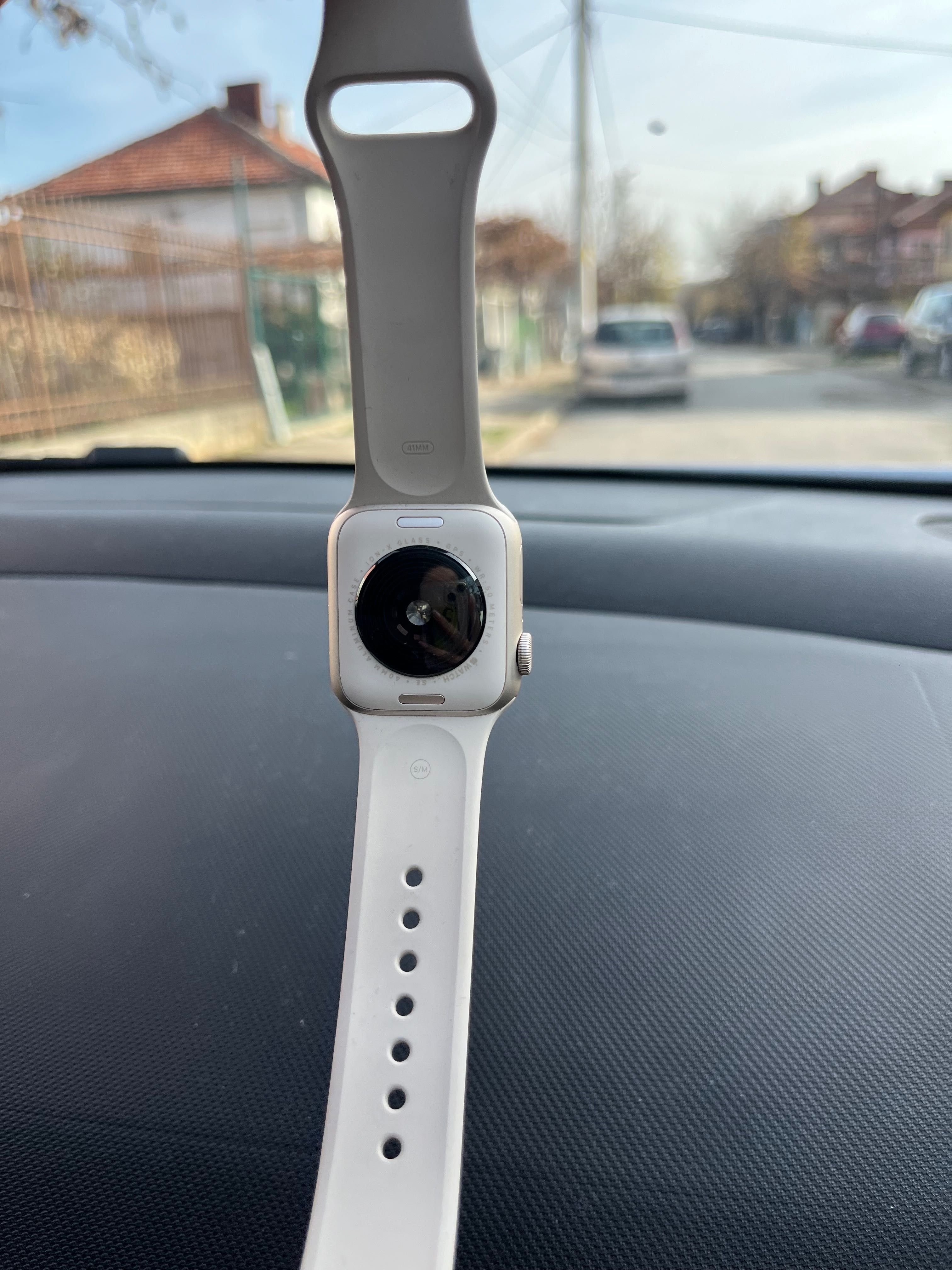 Apple Watch SE 40mm ,кутия и оригинално зарядно. Ползван е 1 месец.