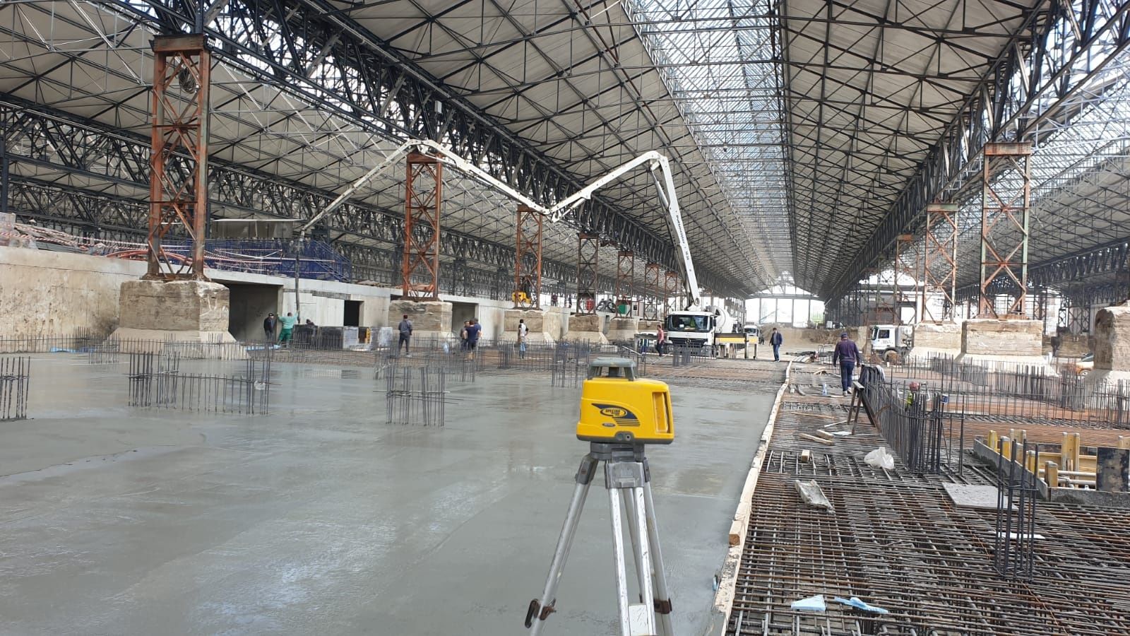 Turnare platforme Beton finisat cu Elicopter si Cuart, Beton in curte.