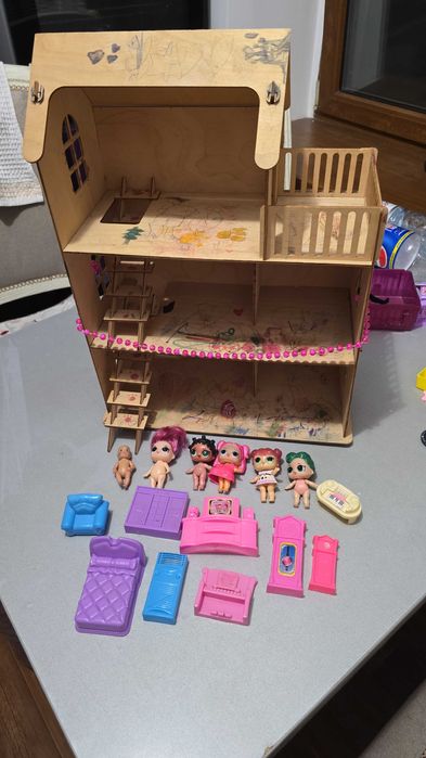 Деревянный домик для кукол