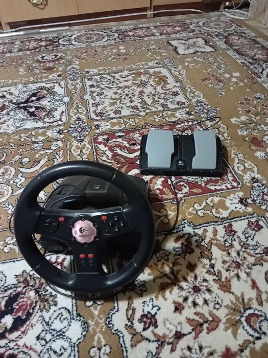 Volan loghitech cu pedale