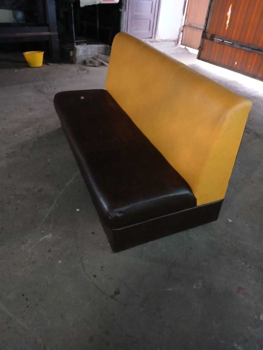 Mobilier : mese, canalpee, scaune