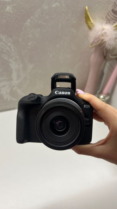 Продавам чисто нов Canon EOS R100