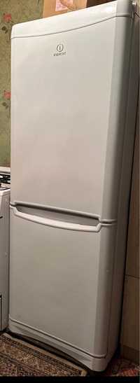 продам холодильник Холодильник Indesit ES 16 белый