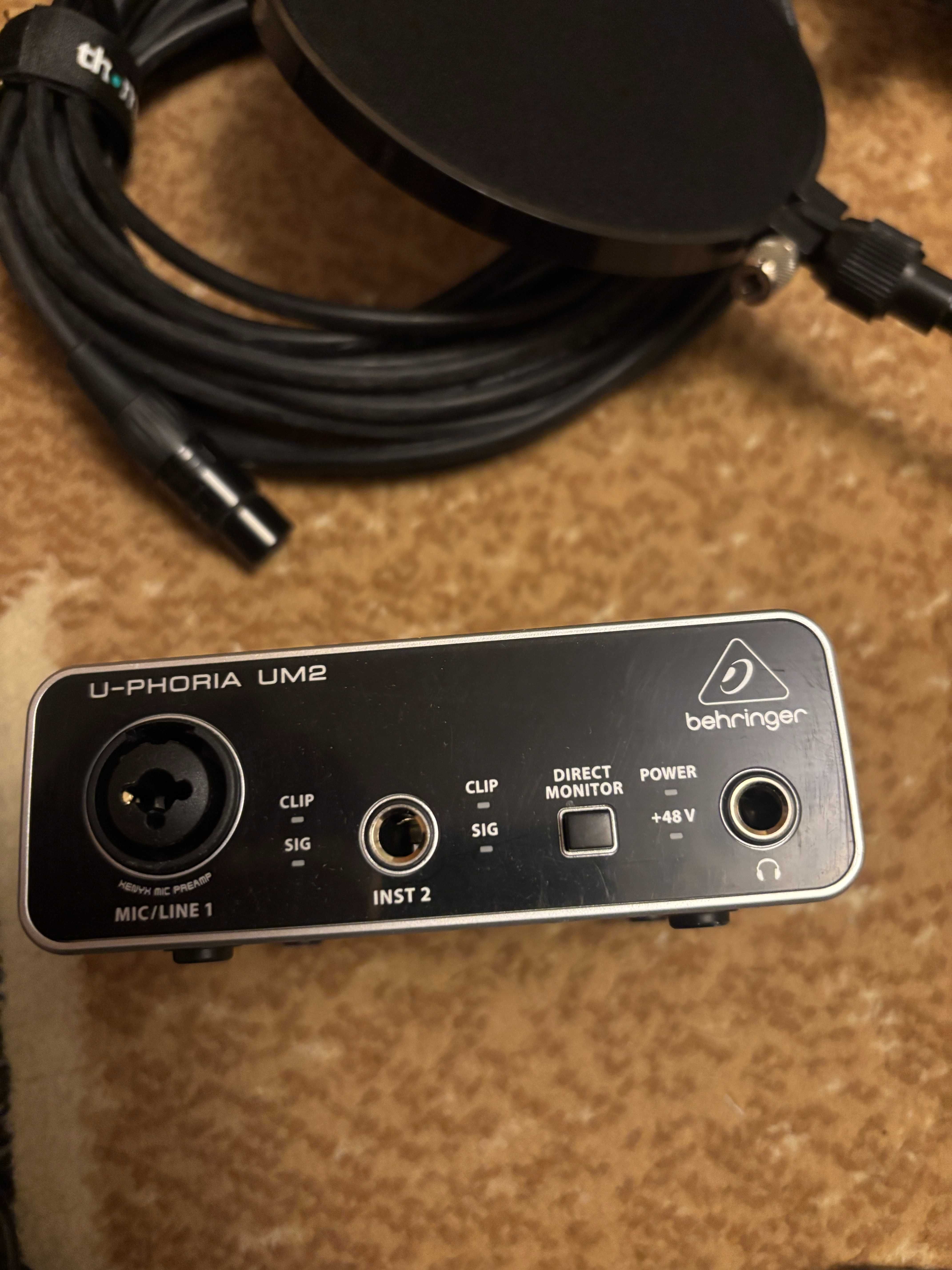 AKG C214 Студиен кондензаторен микрофон +  аудио интерфейс и стойка