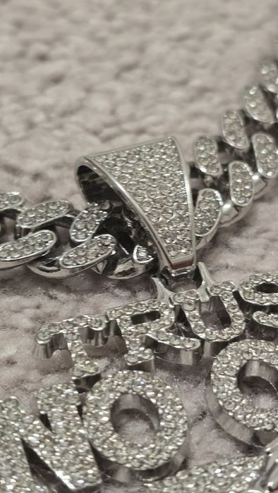 Colier  "trust no one"