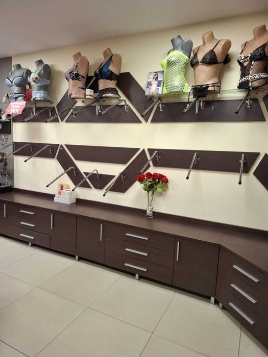 Шкафове и рафтове за магазин