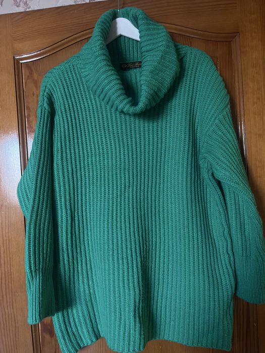 Свитер с широким воротником