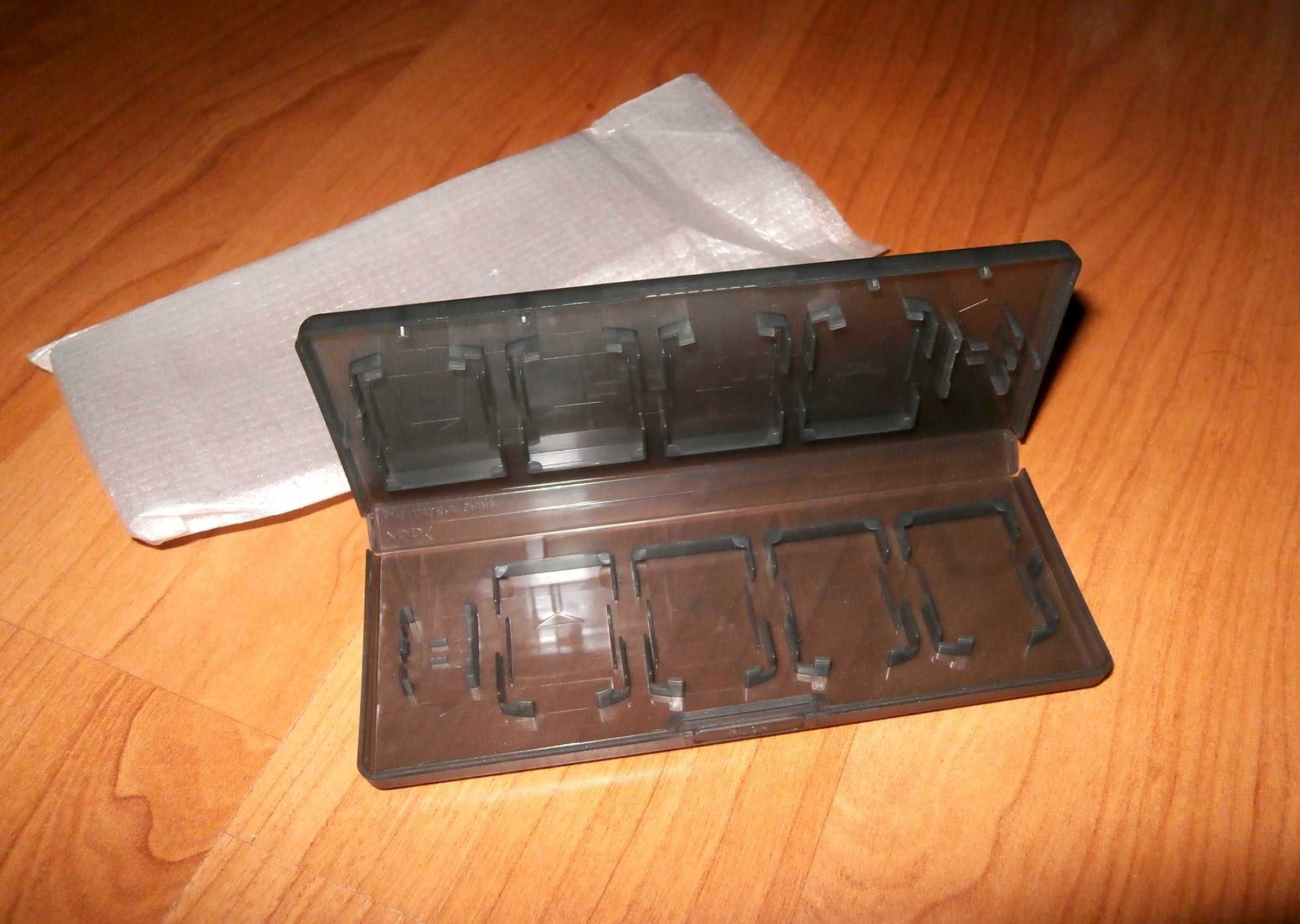 PS Vita - pachet accesorii originale Sony (cutie, laveta, lanyard)