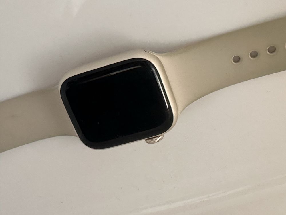 Смарт-часы Apple Watch Series 8 41 € мм Aluminum starlight-бежевый