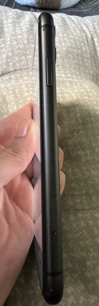 Iphone 11 64 GB хубав е