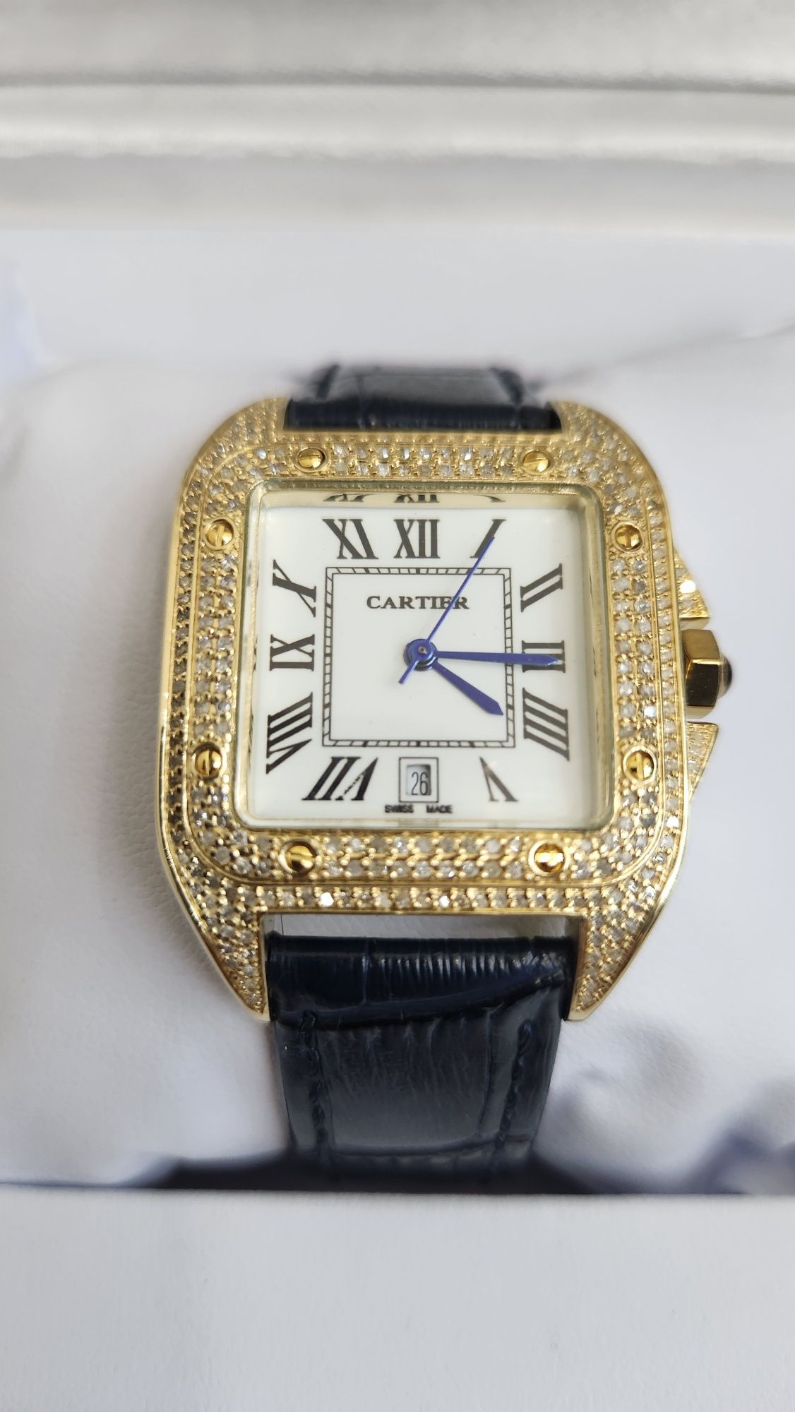 Золотые часы Cartier с бриллиантами.